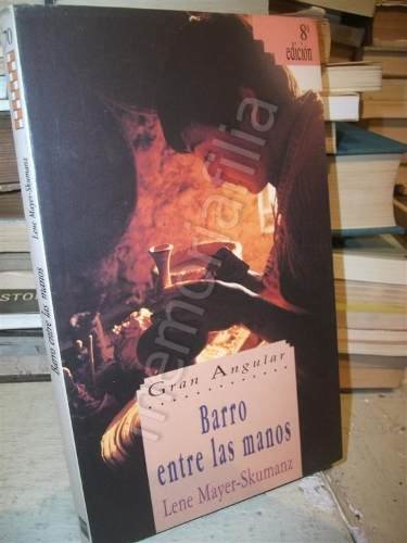 BARRO ENTRE LAS MANOS                                       